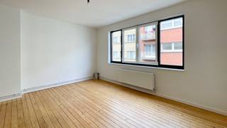 <p>Appartement lumineux d’environ 64 m² situé au deuxième étage d’une petite résidence dans la Welvaartstraat. Emplacement de premier choix dans le quartier branché et animé du Zuid, à proximité de la Marnixplaats. L’accessibilité est excellente grâce à la proximité des transports en commun, des principaux axes routiers et des Leien.<br /><br />Vous entrez dans un séjour lumineux situé à l’arrière de l’appartement, au calme, avec accès à une agréable terrasse orientée plein sud. L’espace de vie est divisé en deux zones distinctes, idéales pour aménager un coin salon et une salle à manger.<br /><br />La cuisine attenante est équipée de tous les appareils encastrés nécessaires : un lave-vaisselle, une plaque de cuisson vitrocéramique, un four et un réfrigérateur avec compartiment congélateur. Une machine à laver est également prévue. Derrière la cuisine se trouve la salle de bains, équipée d’un WC, d’une douche et d’un lavabo.<br /><br />La spacieuse chambre à coucher est située à l’avant de l’immeuble et bénéficie d’une abondante lumière naturelle grâce à sa large baie vitrée.<br /><br />Une cave privative est comprise dans le loyer.<br /><br />Charges communes : 60 € par mois.<br />Forfait pour la consommation privative d’eau : 45 € par mois.<br />Les contrats de gaz et d’électricité sont à souscrire séparément par le locataire.<br /><br />Disponible à partir du 1er juillet 2026.</p>