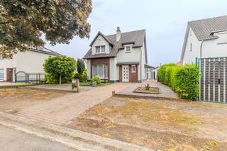 Bent u op zoek naar een woning die u volledig naar eigen smaak kan inrichten? Dan biedt deze woning op de Prinsenlaan 17 in Maasmechelen heel wat mogelijkheden. Gelegen op een perceel van 4a97ca beschikt deze woning over een praktische indeling, drie slaapkamers en een aangename tuin met overdekt terras. <br /><br /><u><strong>Omgeving</strong></u><br />De woning is gelegen op een gunstige locatie in Maasmechelen met een vlotte verbinding naar omliggende gemeenten en belangrijke invalswegen. De op- en afritten van de E314 bevinden zich op korte afstand, wat zorgt voor een goede bereikbaarheid richting Genk, Hasselt en Nederland. Daarnaast bevinden winkels, scholen, openbaar vervoer en andere dagelijkse voorzieningen zich in de nabije omgeving, wat deze locatie extra aantrekkelijk maakt voor gezinnen en pendelaars.<br /><br /><u><strong>Indeling van de woning</strong></u><br />Bij het betreden van de woning komt u terecht in de inkomhal, dewelke aan de linkerzijde toegang biedt tot de leefruimte met zicht op de voor- en achtertuin. Aan de achterzijde van de woonkamer bevindt zich de keuken. Op het gelijkvloers is eveneens een apart gastentoilet voorzien.<br /><br />Verder beschikt de woning over drie slaapkamers en een badkamer op de verdieping, momenteel ingericht met een lavabo, douche en toilet.<br /><br />De woning beschikt daarnaast over een zolderruimte en is gedeeltelijk onderkelderd, wat zorgt voor extra bergruimte en bijkomende mogelijkheden.<br /><br />Buiten geniet u van een gezellige tuin waar het aangenaam vertoeven is met een overdekt terras en tuinhuis.<br /><br /><u><strong>Troeven van deze woning</strong></u><br />- Gunstige ligging nabij winkels, scholen en verbindingswegen<br />- Perceel van 4a 97ca<br />- Overdekt terras en tuin<br />- Drie slaapkamers<br />- Gedeeltelijk onderkelderd<br />- Bergzolder aanwezig<br />- Dubbele beglazing met pvc-profielen<br />- Veel potentieel<br /><br />Interesse in deze woning? Neem gerust contact op met ons kantoor voor meer informatie of een bezoek ter plaatse.<br />Tel. <span><strong>+32 (0)89 23 44 22 </strong></span><br />Mail. <span><strong>info@immoverslegers.be </strong></span>