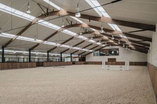 Hippische eigendom op +/- 2,5ha, met 26 stallen, weides/paddocks, binnen-en buitenpiste, woning, conciërgewoning en mooie tuin met zwembad...
