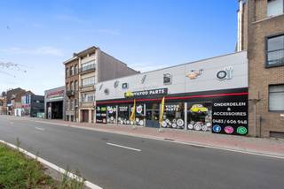 Bedrijfsgebouw te koop op een topligging met uitstekende visibiliteit, gelegen langs en toegankelijk via 2 verschillende straten, namelijk de Schaarbeeklei en de Harensesteenweg. <br /><br />Het gebouw bestaande uit een toonzaal langsheen de Schaarbeeklei met een oppervlakte van 375m². De beschikbare opslagruimte heeft een oppervlakte van +/- 1.135m² alsook achteraan parking/buitenruimte van +/- 650m² (dewelke uitgeeft op de Harensesteenweg). De totale grondoppervlakte bedraagt 2.278m².<br /><br />Voor meer informatie en/of een bezoek ter plaatse, aarzel niet contact te nemen met Structura.biz op het nummer 02/462.32.00!
