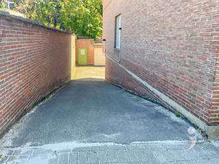 <p><span>Op zoek naar een praktische en goed bereikbare garagebox voor uw wagen? Deze garagebox, gelegen aan de Overwinningstraat 62 in Kessel-Lo, bevindt zich achterliggend aan het gebouw en is vlot bereikbaar.</span></p><p><span>De garagebox beschikt over een handmatige kantelpoort en biedt volgende afmetingen:</span></p><ul><li><span>Breedte: 2,75 m</span></li><li><span>Diepte: 5,20 m</span></li><li><span>Breedte poort: 2,40 m</span></li></ul><p><span> </span></p><p><span>De garagebox is momenteel verhuurd, wat deze eigendom ook interessant maakt als investering. De huurovereenkomst is opzegbaar met een termijn van twee maanden.</span></p><p><span> </span></p><p><span>Interesse of wenst u een bezoek? Contacteer ons op 016 15 31 15 of info@immolivit.be</span></p>
