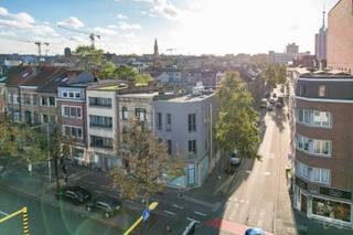 <p>Bent u op zoek naar een aantrekkelijke investeringsmogelijkheid in het bruisende Leuven? Ontdek dit moderne hostel, dat in 2017 volledig is gerenoveerd, en ideaal is gelegen op slechts 400 meter van het Leuvense treinstation. Met 9 volledig uitgeruste studio's, elk voorzien van een eigen badkamer, en 2 gemeenschappelijke keukens, biedt dit hotel een uitstekende kans voor investeerders die op zoek zijn naar een aantrekkelijk rendement op hun investering. Dit hotel biedt niet alleen de mogelijkheid om direct rendement te behalen, maar ook om te profiteren van de groeiende toeristische sector in Leuven. Elk jaar trekt de stad duizenden bezoekers aan, en de vraag naar comfortabele accommodaties blijft groeien. Dankzij geautomatiseerde incheck-, sleutelafgifte- en uitcheckprocessen kunt u de personeelskosten laag houden en de winstgevendheid maximaliseren. Wacht niet langer en neem vandaag nog contact met ons op om deze unieke investeringsmogelijkheid te bespreken. Dit is uw kans om te profiteren van een hotel dat ideaal is gepositioneerd voor succes in Leuven. Voor meer informatie of om een bezichtiging te regelen, kunt u contact opnemen met We Invest Leuven via 016/60.60.31 of leuven@weinvest.be.</p>