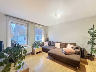 Dit appartement wordt gemeubeld verhuurd en is gelegen in een kleine residentie. Het appartement bevindt zich vlak bij het centrum, en is toch in een rustige straat gelegen. Ideaal als starterswoning! INDELING-- Leefruimte– berging – apart toilet – slaapkamer – badkamer (dubbele wastafel, ligbad)ALGEMEEN:-Kleine residentie -Centrale ligging -Bemeubeld -Garagebox verplicht bij te huren: 50 euro/maandDe snelste manier om een bezoek te brengen aan deze woning? Vraag je bezoek aan via de rode knop op onze website (www.dewaele.com) en je wordt gecontacteerd door onze verhuurexpert Jolien. Telefonisch kunnen er geen afspraken gemaakt worden. Bij andere vragen kun je ons telefonisch contacteren via 056 605 605.