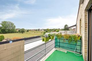 In Vlezenbeek wacht dit energiezuinig appartement op jou: de ideale combinatie van rust, comfort en bereikbaarheid. Op een boogscheut van scholen, winkels en openbaar vervoer woon je hier landelijk en toch vlakbij Brussel, met een vlotte aansluiting op de E19 en de Ring. Binnenkomend via de ruime inkomhal met gastentoilet ontdek je een lichtrijke leefruimte met open keuken, waar alles in het teken staat van gezellig samen zijn. Het appartement telt twee slaapkamers en een badkamer uitgerust met een bubbelbad – pure ontspanning aan huis! Het zuidgeoriënteerde terras met vrij zicht over de velden maakt van elke dag een vakantiegevoel. De elektriciteit is conform, de gemeenschappelijke lasten zijn minimaal en er is een autostaanplaats (verplicht mee aan te kopen voor 10.000€).<br /><br />Mis deze kans niet en plan vandaag nog je bezoek! Voor meer info of een afspraak: www.wsb-immo.be.<br /><br />Stedenbouwkundige inlichtingen en bodemattest in aanvraag!