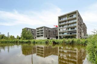 Indeling:<br /><br />Verdieping 2 (bereikbaar met de trap en lift) :<br />- inkomhal voorzien van ingemaakte Camber-vestiairekast<br />- apart toilet met handenwasser<br />- woon- en eetkamer (34m²)<br />- zuidoost gericht terras (16m²)<br />- volledig uitgeruste halfopen keuken<br />- aparte berging met voorzieningen voor was- en droogmachine<br />- slaapkamer 1 met ingemaakte Camber-kast (13,60m²)<br />- slaapkamer 2 (11,62m²)<br />- badkamer voorzien van een dubbele lavabo, inloopdouche met ingebouwde sfeerverlichting (8m²)<br /><br />Verdieping -1: <br />- afgewerkte kelderberging voorzien van elektriciteit<br />- 2 naast elkaar gelegen, volledig overdekte autostaanplaatsen (inbegrepen in de verkoopprijs)<br />- niet-overdekte autostaanplaats (inbegrepen in de verkoopprijs)<br /><br />Bijzonderheden:<br />- riant, energiezuinig nieuwbouwappartement (bouwjaar 2018)<br />- ruim, zonnig privéterras met uniek frontaal zicht op het water en Park Den Akker<br />- 3 privatieve autostaanplaatsen en een kelderberging aanwezig<br />- kwalitatief afgewerkt met maatwerk, natuurparket, Miele-keukenapparatuur, Heytens-gordijnen en stijlvolle sfeerverlichting<br />- conforme elektrische installatie<br />- verzorgd en recent appartementsgebouw met lift en een aparte, rolstoelvriendelijke ingang<br />- uitstekende ligging met een vlotte verbinding naar Antwerpen en Brussel, op wandelafstand van de Waterbus, de Schelde en diverse fiets- en wandelroutes<br />- gelegen op een rustig, privaat domein, uitsluitend toegankelijk voor bewoners en voorzien van een conciërgeservice<br />- ideale combinatie van rust, groen en stedelijke bereikbaarheid<br /><br />Bent u geïnteresseerd in dit energiezuinige appartement met frontaal waterzicht in Hemiksem? Aarzel dan niet om contact met ons op te nemen via janice.racaj@dewaele.com of op 03 206 76 73.<br />Wenst u uw eigendom ook te koop of te huur te stellen? We helpen u graag verder.<br />Steeds tot uw dienst om u verder te helpen met al uw vragen over vastgoed!<br /><br />Bestuursmaatregelen in het maatregelenregister: nee