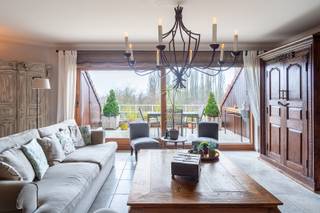 Ruim en lichtrijk duplex appartement gelegen op de 4de verdieping van Residentie Country Gardens! <br /><br />Rustig gelegen in dichte nabijheid van Sint-Annabos en Sint-Annastrand! Winkels, openbaar vervoer en velostation bevinden zich op wandelafstand. <br /><br />Het appartement is gelegen op de 4de verdieping en omvat:<br />Inkomhal met apart gastentoilet en ingemaakte kasten. Ruime woonkamer met tegelvloer, bestaande uit een gezellige leefruimte met toegang tot het terras met uitzicht op het Sint-Annabos. Op het terras bevindt zich tevens een extra ruime berging. De eetkamer sluit naadloos aan op de leefruimte en geeft toegang tot een tweede terras met uitzicht op de binnentuin van de residentie. De open, volledig ingerichte keuken is voorzien van kasten en toestellen, waaronder een koelkast, combi-oven, inductiekookplaat en dampkap.<br /><br />Bovenverdieping op de vijfde verdieping:<br />Hier bevinden zich twee zeer ruime slaapkamers met tegelvloer. De eerste slaapkamer beschikt over ingemaakte kasten.<br />De badkamer is uitgerust met een douchecabine, een zeer ruim ligbad, een lavabomeubel en een toilet.<br /><br />Ondergrondse autostaanplaats bij aan te kopen € 20.000!<br /><br />EPC: 285 kWh/m²<br />P-score: A G-score: A <br />Wg-Gvv-Gmo-Vg-Gvkr