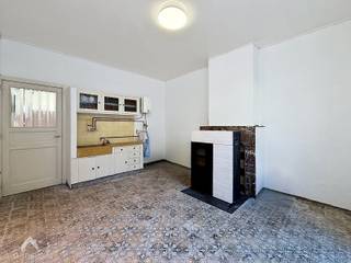 <p>Uniek gelegen woning in het centrum van Roeselare bestaande uit een lichtrijke leefruimte met eet-en zithoek, ruime keuken, koer/stadstuin en een garage met zolderruimte. Op de 1<sup>ste</sup> verdieping is een grote slaapkamer, ruime overloop met mogelijkheid tot het inrichten van de badkamer en een vaste trap naar de grote zolderruimte die kan ingericht worden met 2 slaapkamers. Deze hoekwoning is op een steenworp van de Grote Markt en biedt tal van mogelijkheden.</p>
<p></p>
<p>Extra troeven:</p>
<ul>
<li>Unieke locatie</li>
<li>Voorzien van dubbele beglazing (PVC)</li>
<li>Grote droge kelder</li>
<li>Hoekwoning met uitweg via garage + zijpoortje</li>
<li>Op wandelafstand van scholen, allerlei winkels, het station en de grote markt van Roeselare</li>
</ul>
<p></p>
<p>Deze woning is te koop ZONDER makelaar via het concept van Smart Houses! Wenst U verdere inlichtingen of bezoek? Contacteer rechtstreeks de eigenaar via 0478/21.60.88</p>