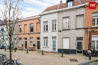 <p>Deze stadswoning is rustig gelegen vlak bij het Tondelierpark. Op enkele minuten van het centrum, in de buurt van het justitiepaleis, AZ Sint-Lucas, scholen en tal van winkels. In de directe omgeving van het openbaar vervoer (zowel tram als bus). Daarnaast is er via de binnenring een directe verbinding naar de R4/E40/E17.<br /><br />De woning heeft de volgende indeling: via de inkomhal kom je binnen in de woonkamer. Aansluitend is er de volledig ingerichte keuken met eetplaats, die uitkijkt op het terras, waardoor er veel lichtinval is. In de kelder is er ruimte en een aansluiting voor de wasmachine (die werkt op de regenwaterpomp). op eerste verdieping. <br /><br />Op de eerste verdieping bevinden zich twee ruime slaapkamers en een toilet. Eén slaapkamer heeft toegang tot het terras. Op de tweede verdieping bevindt zich de derde slaapkamer en de badkamer, die uitgerust is met een bad, douche, dubbele lavabo en toilet.<br /><br />Troeven:<br /><br />- Instapklaar<br /><br />-Twee terrassen<br /><br />-EPC B<br /><br />-Elektriciteit conform<br /><br />Woning beschikbaar vanaf juli 2026.<br /><br />Contacteer Top Vastgoed voor een bezoek op 0475 700 700.</p>
<span><br /><br /></span>