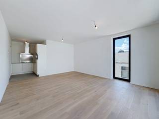 Het appartement is gelegen in de rustige doch centraal gelegen Hospiceweg. <br />Op wandel- en fietsafstand bevind je je in het bruisende centrum van Lochristi met haar diverse winkels, supermarkten, gezellige horeca en openbaar vervoer. Bovendien geniet je van een uitstekende en vlotte verbinding naar de R4, E17 en Gent.<br /><br />Indeling van het appartement:<br />inkomhal - toilet - berging - slaapkamer 1 met badkamer - slaapkamer 2 - woonkamer - keuken - terras.<br /><br />De gemeenschappelijke kosten, onder de vorm van een provisie, bedragen 75,00 EUR/maand en dienen voor het onderhoud van de gemeenschappelijke delen. <br /><br />Er is een ondergrondse autostaanplaats die bij het appartement dient gehuurd te worden aan 75,00 euro/ maand.<br /><br />Beschikbaar vanaf 01/08/2026.<br />