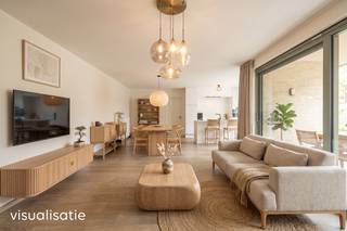 <strong>Zeer energiezuinig gelijkvloers appartement (rolstoelvriendelijk) met 3 slaapkamers, ruim terras, ondergrondse autostaanplaats en kelder- en fietsenberging gelegen in een rustig en autovrij binnengebied in het hartje van Turnhout! EPC label A, elektriciteit conform en geen asbest! (GEEN BTW)</strong><br /><br /><strong>Ligging</strong>: het appartement is zeer rustig gelegen, op wandelafstand van de Grote Markt en het Stadspark, met een zeer vlotte verbinding naar de E34! <br /><br /><strong>Indeling</strong>: inkomhal - gastentoilet - slaapkamer/bureauruimte - leefruimte met open keuken - twee slaapkamers - badkamer - wasplaats/berging - terras. -1: autostaanplaats - fietsenberging - kelderberging. <br /><br /><strong>Omschrijving</strong>: we komen binnen in de aparte inkomhal waar we links het gastentoilet treffen en rechts het bureau/eerste slaapkamer. De leefruimte wordt dankzij de grote raampartijen overgoten in natuurlijk daglicht. De open keuken is voorzien van alle moderne comfort zoals een vaatwasser, oven, inductievuur met dampkap, ijskast en spoelbak. Als we verderlopen komen we bij de nachthal dewelke uitgeeft op de volgende twee slaapkamers met oppervlaktes van 13 m² en 16 m². De badkamer is voorzien van ruimvoldoende opbergruimte, dubbele lavabo en een ruime inloopdouche. Daarnaast hebben we nog de bergruimte waar ook aansluiting voorzien is voor wasmachine en droogkast. Op het terras geniet u dankzij de oriëntatie vanaf 's middags van het zonnetje! <br /><br />De ondergrondse parkeergarage is zowel met de trap als met de lift te bereiken. Hier kan je met gemak de auto kwijt maar er is ook plaats voorzien voor uw (bak)fietsen en zelfs motors! Alsook is hier nog een ruime, privatieve kelderberging aanwezig. Zowel de autostaanplaats als de kelderberging zijn reeds in de prijs bij inbegrepen! <br /><br />Er is nog mogelijkheid tot het installeren van maar liefst 9 zonnepanelen, ideaal voor een nóg lagere verbruikskost! Deze verkoop geschiedt onder registratierechten, dus GEEN BTW! <br /><br /><strong>Bijzondere informatieplicht</strong>: in aanvraag.