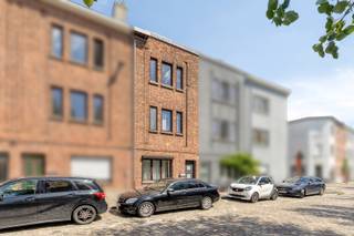 Deze ruime instapklare gezinswoning met 4 slaapkamers aan het Voorhavenpark wordt exclusief aangeboden via Access Estate! <br />BEZOEK OP AFSPRAAK!<br />Maak jouw afspraak via 0472 60 91 51 (telefoon, sms of Whatsapp).<br /><br />Deze gezinswoning bevindt zich in een dynamische en sterk evoluerende buurt, vlakbij de Nieuwe Dokken, en combineert een rustige, groene omgeving met een uitstekende bereikbaarheid naar het historische stadscentrum. Dankzij de gunstige ligging geniet u van een vlotte verbinding met zowel de wagen als het openbaar vervoer. Winkels, scholen, horeca en recreatiemogelijkheden bevinden zich bovendien op wandel- en fietsafstand.<br /><br />De woning onderging de voorbije jaren een grondige renovatie, waarbij de laatste werken werden uitgevoerd in 2020. Hierbij werd gekozen voor kwalitatieve en duurzame materialen, wat resulteert in een instapklare woning met een uitstekende energieprestatie (EPC-label B).<br /><br />Via de inkomhal bereikt u de ruime en lichtrijke leefruimte, bestaande uit een gezellige zithoek met sfeervolle gashaard en een ruime eetplaats. Aansluitend bevindt zich de volledig vernieuwde, moderne keuken met kookeiland en kwalitatieve inbouwtoestellen, die het hart van de woning vormt. Op het gelijkvloers vindt u daarnaast een praktische wasplaats met maatwerkkasten en een badkamer, uitgerust met een ligbad met douchevoorziening, een wastafel en een toilet. Ten slotte is er nog een overdekte koer aanwezig. <br /><br />De eerste en tweede verdieping bieden elk twee ruime, volwaardige slaapkamers, goed voor in totaal vier slaapkamers. Vanuit de achterste slaapkamer op de tweede verdieping bereikt u via een zolderluik de ruime, beloopbare zolder, die tal van mogelijkheden biedt als extra bergruimte.<br /><br />Troeven:<br />• Instapklare gezinswoning <br />• Uitstekende energieprestatie <br />• Gelegen tegenover het groene Voorhavenpark <br />• Vier volwaardige slaapkamers<br /><br />Keuringen:<br />• Asbestattest: Asbestveilig<br />• EPC : label B<br />• Elektrische installatie: conform <br /><br />Heb je interesse in deze instapklare woning met een uitstekende ligging, nabij het centrum van Gent?<br />Contacteer ons vandaag nog en verzeker je van een plaats op de bezoekdag!