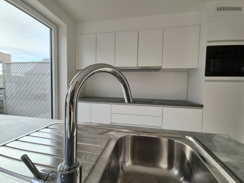 Hooglede: strakke halfopen nieuwbouwwoning met 3 slaapkamers, zuid-gerichte tuin, carport en berging op een perceel van 206 m², centrale ligging. - foto 2