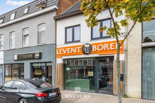 Voor meer info en foto’s, surf naar www.swevers.be – Dit handelspand met appartement aan de Koolmijnlaan 193 in Heusden-Zolder biedt een perfecte combinatie van wonen en werken. Met een totale oppervlakte van 262 m² en volledig gerenoveerd in 2019, is het pand instapklaar. De handelsruimte van 117 m² op de begane grond is ideaal voor een winkel of horecazaak, terwijl de eerste verdieping een moderne keuken en ruime woonkamer herbergt. Op de tweede verdieping bevinden zich twee slaapkamers en een volledig uitgeruste badkamer. Extra troeven zijn de kelder van 12 m², een ruim terras en 42 zonnepanelen. De ligging, op slechts 100 meter van scholen en openbaar vervoer en op 2 kilometer van de snelwegen, maakt dit pand zeer aantrekkelijk voor ondernemers. Voor meer informatie, bel 011 255 155. Bron bewoonbare oppervlakte: EPC – verslag.