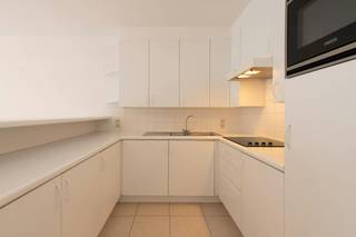 Cet appartement bien entretenu de 2 chambres à vendre est situé le long de la Koningsstraat, à quelques pas des commerces, des transports en commun, de la mer et de la plage.<br /><br />Disposition :<br />- hall d'entrée spacieux<br />- toilettes séparées<br />- salon avec cuisine ouverte bien équipée (lave-vaisselle, réfrigérateur avec congélateur, plaque vitrocéramique,...)<br />- débarras avec raccordement pour machine à laver<br />- toilettes séparées avec lave-mains<br />- salle de bain avec baignoire et double vasque<br />- chambre 1<br />- chambre 2<br />- une spacieuse terrasse ensoleillée à l'arrière de l'appartement<br /><br />Avantages : <br />- une terrasse bien exposée<br />- situation centrale (à proximité des transports en commun, de la mer et de la plage, des restaurants,...)<br />- Label EPC A<br />- un local à vélos dans le bâtiment<br /><br />Vous recherchez un appartement situé au centre d'Ostende à vendre ? Contactez-nous pour plus d'informations. <br /><br />Les images générées par l’IA sont fournies en guise d'inspiration. Elles ne tiennent pas compte des spécifications techniques, ni des renseignements urbanistiques, ni des possibilités concrètes de réalisation.