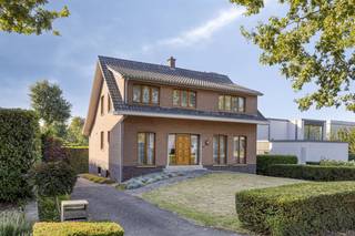 <p><span>Karaktervolle, vrijstaande woning met 4 slaapkamers, veranda, dubbele garage, volledig onderkelderd op een perceel van 17a48ca, centraal gelegen bij het centrum.</span></p><p><span> </span></p><p><span>ALGEMEEN</span></p><ul><li><span>Open bebouwing.</span></li><li><span>Bouwjaar: 1967.</span></li><li><span>Perceeloppervlakte: 17a48ca.</span></li><li><span>KI: €1155.</span></li><li><span>Bewoonbare oppervlakte: 221 m</span><span><sup>2</sup></span><span>.</span></li><li><span>De woning is asbestveilig en niet onderhevig aan de renovatieplicht.</span></li><li><span>Verwarming: aardgas (Buderus hoogrendementsketel 2008 met Buderus boiler).</span></li><li><span>Ramen: houten ramen met dubbele beglazing (2011).</span></li><li><span>Zolder voorzien van betonnen dek, geïsoleerd (8cm wol op de vloer).</span></li><li><span>Volledig onderkelderd.</span></li><li><span>Volledig omheind perceel.</span></li><li><span>Centrale ligging met vlotte verbindingen.</span></li><li><span>Stedenbouwkundige bestemming: woongebied met landelijk karater + woonuitbreidingsgebied.</span></li></ul><p><span> </span></p><p><span>INDELING</span></p><p><span>GELIJKVLOERS:</span></p><ul><li><span>Inkomhal met travertinvloer en toegang tot alle vertrekken.</span></li><li><span>Royale leefruimte voorzien van parketvloer, opgedeeld in zit- en eethoek met toegang tot veranda en keuken. De leefruimte is uitgerust met een functionele FLAM-haard.</span></li><li><span>Veranda met tegelvloer, gashaard, 2 dakramen en grote schuiframen met directe toegang naar het terras. De veranda geniet van een prachtig zicht op de achterliggende tuin.</span></li><li><span>Keuken met tegelvloer, kookeiland, kookvuur en vaatwasser.</span></li><li><span>Polyvalente ruimte, momenteel ingericht als bureel, parketvloer en raampartij met zicht op de voortuin.</span></li><li><span>Gastentoilet voorzien van een fonteintje.</span></li><li><span>Houten trap naar de eerste verdieping.</span></li></ul><p><span> </span></p><p><span>EERSTE VERDIEPING:</span></p><ul><li><span>Nachthal met mozaïekparket en toegang tot 4 slaapkamers en badkamer.</span></li><li><span>Slaapkamer 1: zeer ruim, gelegen aan de voorzijde, voorzien van mozaïekparket, raampartijen, verwarming en lavabo.</span></li><li><span>Slaapkamer 2: gelegen aan de voorzijde en momenteel ingericht als bibliotheek, voorzien van raampartijen, verwarming en ingebouwde kast.</span></li><li><span>Slaapkamer 3: gelegen aan de achterzijde van de woning. Eveneens zeer ruim, voorzien van laminaatvloer, raampartijen, verwarming en lavabo.</span></li><li><span>Slaapkamer 4: gelegen aan de achterzijde en voorzien van laminaatvloer, raampartijen, lavabo, verwarming en inbouwkast.</span></li><li><span>Badkamer (volledig vernieuwd en betegeld) uitgerust met dubbele wastafel met wasmeubel, douchecabine, toilet en hangradiator. Vanuit de badkamer geniet men eveneens van een mooi zicht over de achtertuin.</span></li></ul><p><span> </span></p><p><span>ZOLDER:</span></p><ul><li><span>Bereikbaar via zolderluik. Betonnen dek, gedeeltelijk geïsoleerd (8 cm wol).</span></li></ul><p><span> </span></p><p><span>KELDER:</span></p><ul><li><span>Volledig onderkelderd, ingedeeld in 5 praktische ruimtes, waaronder de garage.</span></li><li><span>Voorzien van aansluiting voor wasmachine en droogkast.</span></li><li><span>Gootsteen aanwezig.</span></li></ul><p><span> </span></p><p><span>GARAGE:</span></p><ul><li><span>Garage voorzien van een automatische, sectionale poort met plaats voor 2 à 3 wagens.</span></li></ul><p><span> </span></p><p><span>BUITENRUIMTE</span></p><ul><li><span>Onderhoudsvriendelijke voortuin, aangelegd en beklinkerd met een pad naar de voordeur.</span></li><li><span>Verharde oprit tot achteraan de woning.</span></li><li><span>Zeer ruime achtertuin voorzien van een prachtig beklinkerd terras, deels overdekt met platanen, tuinhuis en een vijver met fontein.</span></li><li><span>Buitenberging met ruimte voor fietsen.</span></li><li><span>Verlichtingspunten en buitenkraantjes aanwezig.</span></li><li><span>Regenwaterpomp aanwezig.</span></li></ul><p><span> </span></p><p><span>Bent u op zoek naar een ruime, karaktervolle gezinswoning met 4 slaapkamers, veranda en dubbele garage op een mooi perceel van 17a50ca bij het centrum van Maaseik? Contacteer ons voor meer informatie of een bezichtiging via 089/56.06.91 of </span><span><span>verkoop@janssennv.be</span></span><span>.</span></p><p><span> </span></p><p><span> </span></p><p><span> </span></p>