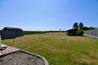 Droomt u van rustig wonen in een groene omgeving, zonder in te boeten aan een vlotte bereikbaarheid? Dan is deze charmante open bebouwing in het landelijke Binderveld (Nieuwerkerken) beslist een bezoek waard.<br /><br />Gelegen op een prachtig perceel van 14a 91ca, geniet deze woning van een zuidgerichte tuin en een weids uitzicht over de omliggende velden. De woning werd in 1989 gebouwd in een authentieke landelijke stijl met karaktervolle Beerse recupstenen en vormt dankzij haar degelijke constructie de ideale basis om volledig naar eigen smaak te moderniseren.<br /><br />De woning is momenteel volledig gelijkvloers ingericht, maar biedt bovendien de mogelijkheid om de bovenverdieping (124m<sup>2</sup>) verder af te werken en extra slaapkamers of een hobbyruimte te creëren. Zo groeit deze woning moeiteloos mee met uw woonwensen.<br /><br />De indeling omvat een ruime inkomhal, een lichtrijke leefruimte met aansluitend een volledig geïnstalleerde keuken, een praktische berging en een inpandige garage met cv-ruimte, uitgerust met een vernieuwde Vaillant-gasketel. Het nachtgedeelte biedt een nachthal, een apart gastentoilet, een badkamer met lavabo, douche-in-bad en toilet alsook drie volwaardige slaapkamers. De keuken beschikt over alle nodige comfort, waaronder een ingebouwde koelkast, gasfornuis, dampkap, heteluchtoven, vaatwasser en een dubbele spoelbak met afdruipzone.<br /><br />Ook buiten is het volop genieten. Op het perceel bevinden zich een afzonderlijk bijgebouw met extra garagemogelijkheden, een ruim tuinhuis en een praktische stalling. De tuin is vrijwel volledig omheind en biedt alle privacy, terwijl u dagelijks kunt genieten van een prachtig, vrij uitzicht over de achterliggende velden.<br /><br />Bent u op zoek naar een degelijk gebouwde open bebouwing met een schitterende ligging, een ruim perceel en tal van uitbreidingsmogelijkheden? Neem dan vandaag nog contact met ons op via 011 70 70 19 en ontdek zelf de troeven van deze unieke eigendom.