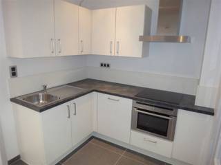 <p><span>2 slaapkamer appartement</span><span><br /></span><span>Gelegen aan de inkom van de stad en op wandelafstand van het Stadspark, centraal station en stadscentrum.</span></p><p><span> </span></p><p><span>Indeling:</span></p><p><span>Inkomhal met vestiairekast, aangename living, </span><span>volledig ingerichte keuken.</span></p><p><span>Ingerichte badkamer met een lavabomeubel, ligbad en toilet. </span></p><p><span>2 slaapkamers.</span></p><p><span>Kelder inbegrepen. <br /><br /></span><span>Kosten:</span></p><p><span>Provisie kosten €120/ maand (voorschot verwarming, onderhoud lift, gemeenschappelijke elektriciteit, water)</span></p><p><span>Elektriciteit individueel betalen.</span></p><p><span> </span></p><p><span>Beschikbaar vanaf 01 oktober 2026</span></p>
