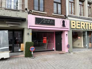 Op zoek naar een unieke commerciële ruimte in het hart van Sint-Truiden?<br /><br />Dit handelsgelijkvloers van ca. 109 m² biedt tal van mogelijkheden en beschikt bovendien over een ruime kelder van 53 m², inclusief een geïnstalleerde koel- en vriescel – ideaal voor opslag of horecadoeleinden.<br /><br />Dit pand is momenteel ingericht als horecazaak, maar leent zich perfect voor diverse andere concepten.<br /><br />De Groenmarkt is al enkele jaren dé place to be in het centrum van Sint-Truiden, een bruisende locatie met veel passage en zichtbaarheid. Dé ideale plek om jouw ondernemersavontuur te starten!<br /><br />Benieuwd naar de mogelijkheden? Contacteer ons vandaag nog voor een bezoek ter plaatse!<br /> 