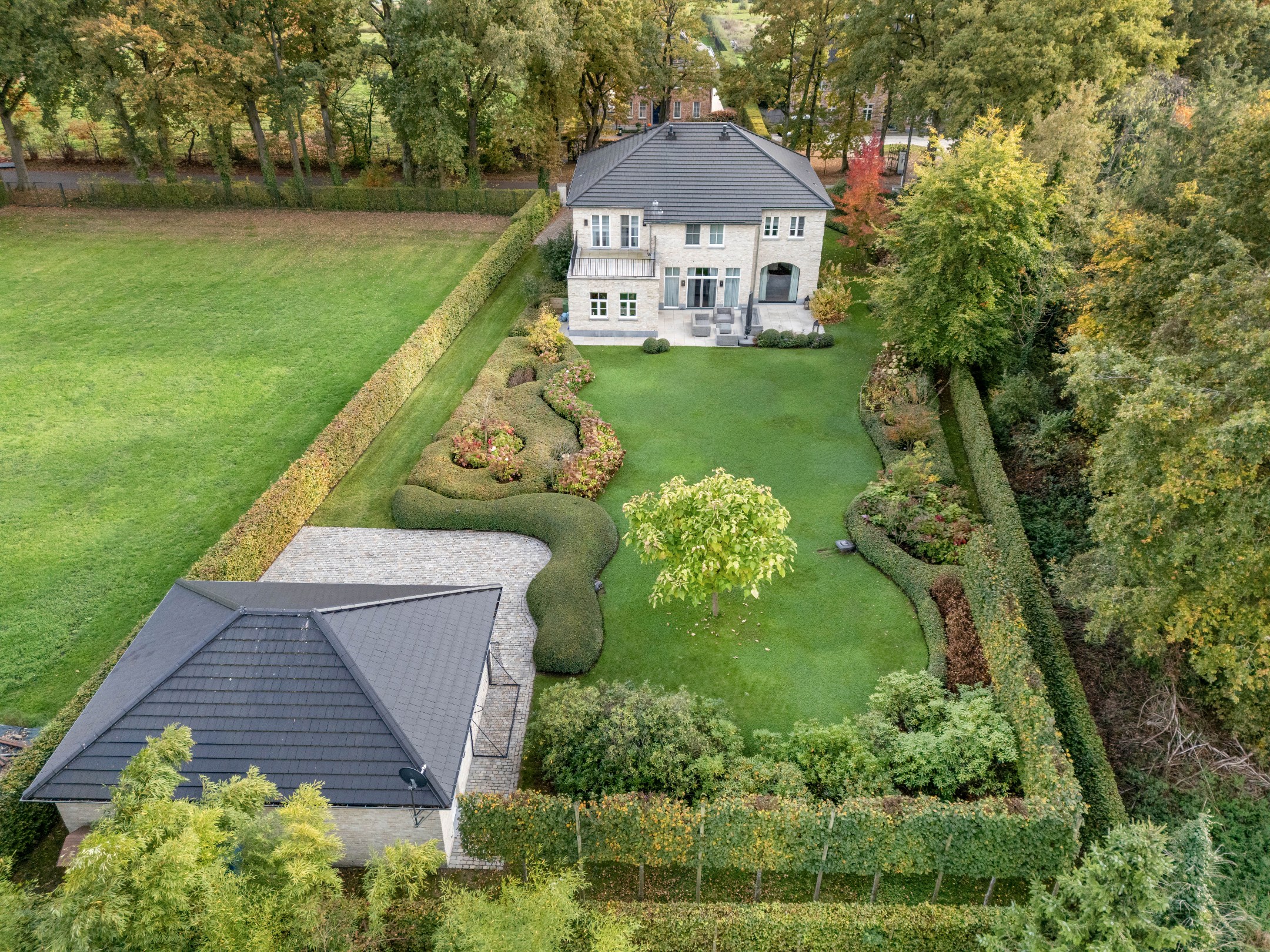 Exclusieve villa van +-397m² op een prachtig aangelegd en afgesloten terrein van 2058m² te Genk. - foto 1
