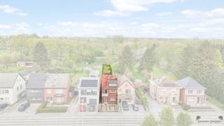 <p><span>Instapklare gezinswoning met ruimte, comfort en een prachtige tuin in Mol</span></p><p><span>Op zoek naar een ruime woning waar u meteen kunt intrekken? Deze verrassend ruime rijwoning in Mol biedt maar liefst 185 m² woonoppervlakte op een mooi perceel van ca. 7a29ca.</span></p><p><span>De woning verwelkomt u via de inkomhal en leidt naar een lichtrijke open leefruimte waar gezelligheid centraal staat. De combinatie van salon, eetkamer en open keuken zorgt voor een moderne en aangename leefomgeving. Op het gelijkvloers vindt u bovendien een slaapkamer met een eigen badkamer ideaal voor wie gelijkvloers wil wonen of extra comfort wenst.</span></p><p><span>Op de eerste verdieping bevinden zich drie ruime slaapkamers, waaronder één met een eigen doucheruimte, aangevuld met een tweede badkamer. De tweede verdieping biedt nog extra potentieel en kan perfect ingericht worden als vierde slaapkamer met douche (reeds aanwezig).</span></p><p><span>Buiten geniet u van een groene, rustige tuin met terras een heerlijke plek om te ontspannen. Vooraan zijn er twee autostaanplaatsen en een handige toegangsweg langs de woning.</span></p><p><span>Dankzij de vlotte bereikbaarheid en gunstige ligging is dit de perfecte thuisbasis voor gezinnen.</span></p><p><span>Troeven in één oogopslag:</span></p><ul><li><span>Instapklaar en ruim</span></li><li><span>Tot 4 slaapkamers</span></li><li><span>Meerdere badkamers</span></li><li><span>Mooie tuin met terras</span></li><li><span>Parkeergelegenheid vooraan</span></li><li><span>Goede verbindingen</span></li></ul><p><span>Geen renovatieverplichting van toepassing EPC D !</span></p><p><span>Voor meer informatie of een bezichtiging contacteer ons snél per e-mail <span>lindsey@janssenenjanssen.be</span></span><span> of tel 0493 50 10 78</span></p>