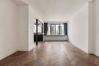 <p><span>Welkom in dit instapklare appartement van </span><span>97 m²</span><span>, ideaal gelegen op de eerste verdieping in het bruisende centrum van Antwerpen. </span></p><p><span>De ruime leefruimte baadt in het natuurlijke licht en sluit naadloos aan op de open keuken, waardoor een aangename en gezellige woonomgeving ontstaat.</span></p><p><span>De moderne keuken is uitgerust met een indrukwekkend </span><span>SMEG-gasfornuis</span><span>, perfect voor kookliefhebbers. </span></p><p><span>Het prachtige </span><span>Hongaarse eiken parket</span><span> geeft het appartement een warme en tijdloze uitstraling, terwijl </span><span>airconditioning in elke kamer</span><span> het hele jaar door optimaal comfort garandeert.</span></p><p><span>Het appartement beschikt over </span><span>twee volwaardige slaapkamers</span><span>, ideaal voor een gezin, een koppel of wie graag een thuisbureau voorziet.</span></p><p><span> Daarnaast is er een </span><span>gezellig terrasje</span><span>, waar u in alle rust kunt genieten van een kop koffie of een aperitief.</span></p><p><span>Extra troeven zijn de </span><span>privatieve berging in de kelder</span><span>, die zorgt voor bijkomende opslagruimte, en de uitstekende ligging op wandelafstand van winkels, restaurants, openbaar vervoer en alle voorzieningen die het historische stadscentrum te bieden heeft.</span></p><p><span>Een stijlvol, comfortabel en perfect gelegen appartement waar kwaliteit en karakter hand in hand gaan. Een unieke kans voor wie op zoek is naar een instapklare woning in het hart van Antwerpen.</span></p>
