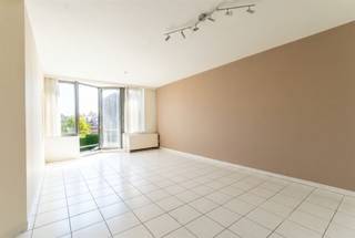 <p>In een verzorgd en kleinschalig gebouw bevindt zich dit aangename appartement met een doordachte en praktische indeling.<br /><br />De ruime living met open keuken geniet van veel natuurlijke lichtinval dankzij de grote raampartijen, wat zorgt voor een open en luchtig gevoel. De zonnige oriëntatie maakt het geheel extra aangenaam doorheen de dag.<br />Verder beschikt het appartement over een ruime en verzorgde badkamer en een functionele indeling die optimaal gebruik maakt van de beschikbare ruimte.<br /><br />Het gebouw is rustig en goed onderhouden, en wordt niet beheerd door een syndicus, wat zorgt voor een eenvoudig en overzichtelijk beheer.<br />Een ideaal appartement voor wie op zoek is naar licht, comfort en een praktische woonomgeving.</p><p>Wenst u meer informatie of had u graag een bezichtiging gewenst? Info@markasa.be<span></span> of 03/827.72.92</p>