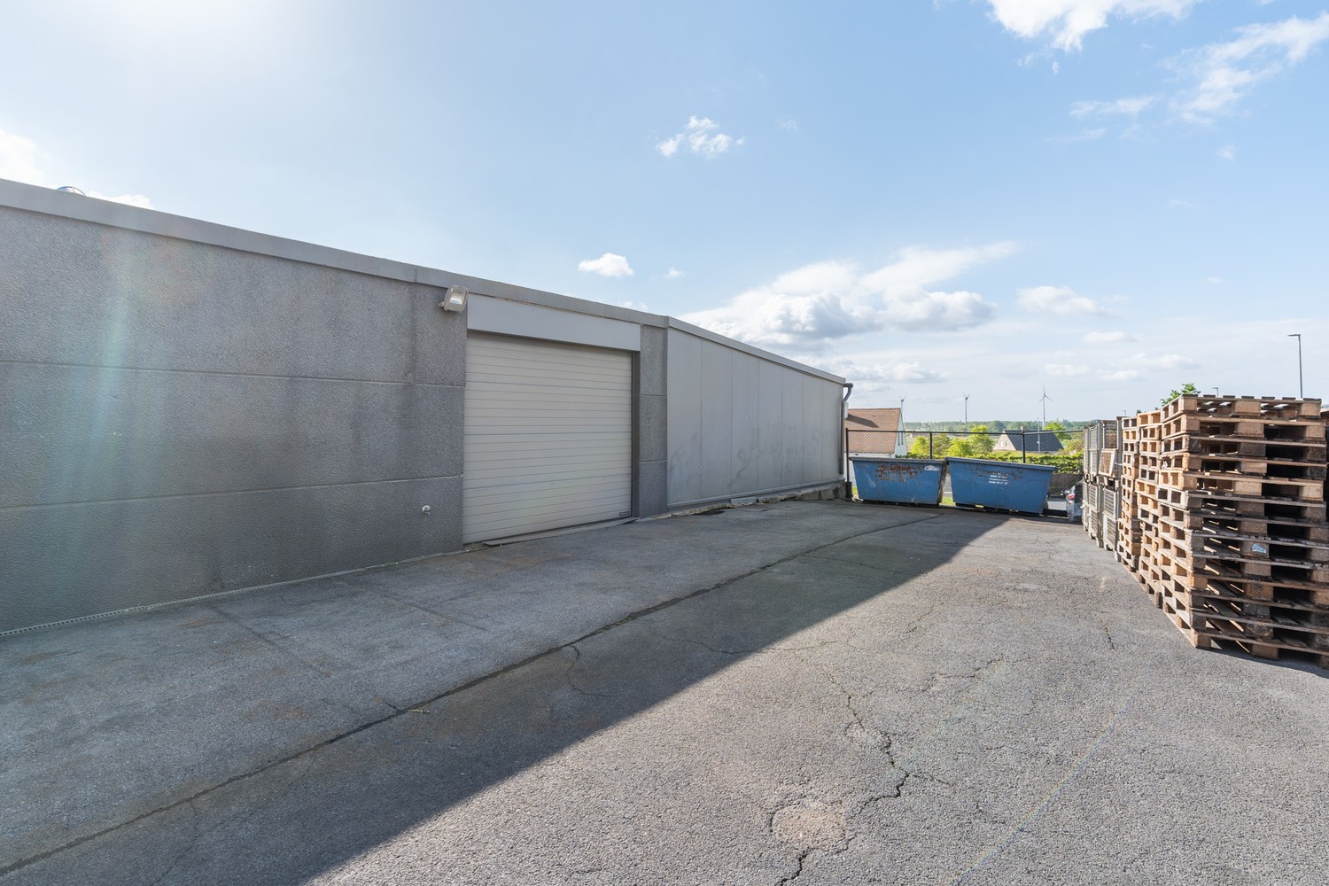 Ruim en veelzijdig bedrijfsgebouw met burelen, werkplaats en parking op perceel van 1.703 m² - foto 5