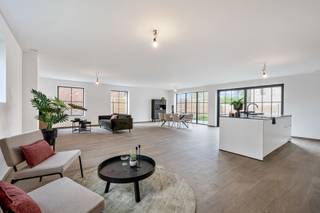 UNIEKE KANS:<br />Deze energiezuinig woning is gebouwd volgens de strenge bouwvoorschriften: <br />Zonnepanelen, warmtepomp, HR-dubbel glas in aluminium profielen, vloer-spouw- en dakisolatie, enz.<br />EN bij aankoop van uw enige woning kan u nog aankopen aan 6% btw! (i.p.v. 21% btw)<br />EN er is een E-peil voorzien van E-11, waardoor u de eerste 5 jaar GEEN onroerende voorheffing betaald!<br /><br />TROEVEN:<br />- 22 cm dakisolatie, 14 cm muurisolatie en 17 cm isolerende chape<br />- 100% instapklaar: de woning is al volledig geschilderd in het wit<br />- De tuin is al volledig aangelegd: terras, gras en omheining<br />- Hoge afwerkingsgraad: allemaal Siemens keukentoestellen<br />- Grote zolder van 42 m²<br />Kortom: hier moet u enkel nog uw meubelen plaatsen om te genieten van uw nieuwe (t)huis!<br /><br />INDELING: <br />Ruime inkomhal, gastentoilet met lavabo, een lichtrijke riante leefruimte met toegang tot het terras en de aangelegde tuin, een open keuken met kookeiland, een praktische berging/wasplaats. Boven tellen we 4 volwaardige slaapkamers, waarvan een masterbedroom met ruimte voor dressing, een ruime badkamer met ligbad en douche, een apart toilet en tenslotte nog een zeer grote zolder.<br /><br />Via een poortje in de tuin hebt u rechtstreeks toegang naar de garage ( hierboven bevinden zich de zonnepanelen). Verplichte aankoop afgesloten garage van 21.000 €, excl. kosten.<br /><br />De verkoopprijs is opgesplitst:<br />- De constructie: 352 400 € +6% btw (bij aankoop enige woning)<br />- De grond: 101.567€ +12% registratie.<br />- De garage: 22.800 €, incl. de kosten<br /><br />Wenst u meer info of een bezoek, bel Roxanne op <span>0496 85 09 62</span>