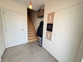 <p>Deze instapklare woning met vier slaapkamers, een gezellige stadstuin en garage geniet van een rustige, maar centrale ligging vlak bij het centrum van Roeselare. De woning is perfect onderhouden en combineert comfort met een praktische indeling.</p>

<p><strong>Indeling</strong></p>

<p>Op het <u>gelijkvloers</u> vindt u een inkomhal met gastentoilet, een ruime woon- en eetkamer, een volledig uitgeruste open keuken en een handige berging.</p>

<p>De <u>eerste verdieping</u> beschikt over een nachthal, drie ruime slaapkamers, een badkamer, een apart toilet en een praktische wasplaats/berging.</p>

<p>Op de <u>tweede verdieping</u> bevindt zich de vierde slaapkamer met doorloopdressing en een tweede badkamer. </p>

<p>Buiten geniet u van een gezellige stadstuin met achteruitweg. De garage is bereikbaar via de tuin en de achterzijde van de woning.</p>

<p><strong>Troeven</strong></p>

<ul><li>Rustige, centrale ligging vlak bij het centrum</li><li>Vier slaapkamers</li><li>Twee badkamers</li><li>Gezellige stadstuin met uitweg</li><li>Garage</li><li>Regenwaterput van 7.500 liter</li><li>Waterverzachter</li><li>Perfect onderhouden en instapklaar</li></ul>
zie plannen in bijlage 

<p>Vanafprijs</p>