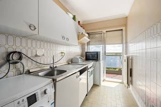 <p>Te koop: verzorgd gesloten appartement in het Koningin Fabiolapark, Sint-Niklaas, gelegen in een residentiële woonkern nabij scholen, openbaar vervoer en invalswegen.</p>
<p>Dit appartement (bouwjaar 1974) biedt een comfortabele indeling met een EPC-label B, wat zorgt voor een energiezuinige woonervaring. De ligging in een rustige, sociale omgeving maakt het ideaal voor wie centraal wil wonen met alle voorzieningen binnen handbereik. Het ruime terras vormt een aangename buitenruimte om te genieten van de omgeving.</p>
<p>Belangrijkste ruimtes:<br />• Inkomhal (4,33 m²) met parlofoon<br />• Ruime living (26,0 m²) met veel lichtinval<br />• Keuken (7,14 m²) met elektrische kookplaat, oven, dampkap en spoelbak<br />• Slaapkamer (14,92 m²)<br />• Badkamer (4,14 m²) met ligbad en spoelbak<br />• Toilet (1,28 m²)<br />• Berging (0,74 m²)<br />• Nachthal (1,93 m²)<br />• Terras (10,87 m²)</p>
<p> </p>
<p>Troeven:<br />• Energiezuinig dankzij EPC-label B<br />• Centrale ligging nabij scholen, openbaar vervoer en invalswegen<br />• Ruim terras als extra leefruimte</p>
<p> </p>
<p>Neem vandaag nog contact op met je ERA-makelaar voor een bezoek.</p>
<p>JOUW DROOMAPPARTEMENT. ZO GEVONDEN!</p>