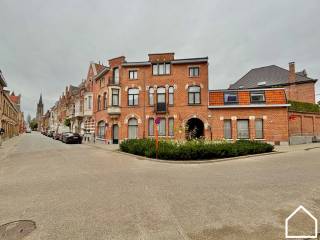 Stadscentrum Ieper – Authentiek eigendom (investeringspand).Uniek gebouw in het hart van Ieper, bestaande uit 7 instapklare...