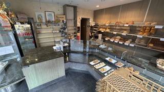 <p><span>OPBRENGSTEIGENDOM MET HANDELSPAND EN APPARTEMENT </span></p><p><span> </span></p><p><span>Investeringspand in het centrum van Geraardsbergen te koop. </span></p><p><span> </span></p><p><span>Op het gelijkvloers treft men een handelspand dewelke verhuurd is. </span></p><p><span> </span></p><p><span>Commerciële ruimte, toilet, kelder, keuken en kleine living.</span></p><p><span> </span></p><p><span>Op het eerste verdiep treft men een appartement met 1 slaapkamer, keukentje, badkamer voorzien van lavabomeubel, ligbad en toilet, ruime living.</span></p><p><span> </span></p><p><span>De totale opbrengst van dit pand is momenteel 1130 euro per maand. (rendement van 5%) </span></p><p><span> </span></p><p><span>EPC label D = Geen renovatieplicht. </span></p><p><span> </span></p><p><span>De elektrische keuring van het appartement is conform arei, van de winkel is deze niet conform arei. </span></p><p><span> </span></p><p><span>Voor inlichtingen of bezoek gelieve op de advertentie te reageren, wij bellen u zelf op om een afspraak in te plannen. </span></p><p><span> </span></p><p><span> </span></p>