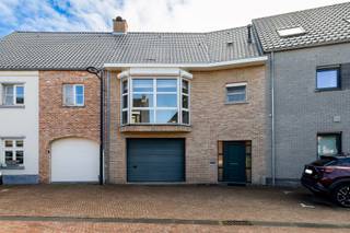 <p><strong>Ruime bel-etagewoning met garage voor 5 wagens, lift, veranda en terras in hartje Retie - Epeil: B ! </strong></p>
<p>In een rustig éénrichtingsstraatje, pal in het centrum van Retie, vinden we deze ruime en praktisch ingedeelde <strong>bel-etagewoning</strong> terug. De woning combineert een centrale ligging met uitzonderlijk veel binnenruimte, een grote inpandige garage en het comfort van een <strong>lift</strong> naar de woonverdieping.</p>
<p>Een absolute troef is de <strong>bijzonder ruime garageruimte</strong> op het gelijkvloers, met plaats voor maar liefst <strong>5 wagens</strong>. Dit maakt de woning ideaal voor wie nood heeft aan veel parkeerruimte, opslagmogelijkheden of een praktische ruimte voor hobby, zelfstandige activiteit of verzamelwagens.</p>
<p>Via de <strong>natuurstenen</strong> trap bereiken we de <strong>1e verdieping</strong>, waar zich de aangename leefruimtes bevinden. De gezellige zithoek is afgewerkt met een mooie <strong>parketvloer</strong> en sluit aan op de ingerichte eetkeuken. Deze keuken is voorzien van een <strong>granieten werkblad</strong> en uitgerust met een ijskast, diepvriezer, keramische kookplaat en vaatwasser.</p>
<p>Aansluitend bevindt zich een <strong>verwarmde veranda</strong> van ca. <strong>13 m²</strong>, gelegen aan de zuidoostelijke zijde. Van hieruit is er toegang tot het <strong>ruime terras</strong> van ca. <strong>34 m²</strong>, waar u heerlijk kan genieten van licht en buitenruimte. Een gedeelte is overdekt, wat extra comfort biedt bij wisselvallig weer.</p>
<p>Op deze verdieping bevinden zich ook een <strong>wasplaats, 1 slaapkamer</strong>, een apart toilet en een <strong>badkamer</strong> met douche en enkele wastafel. De woning beschikt bovendien over ingebouwde kasten, wat zorgt voor extra bergruimte en een nette afwerking. De wasplaats is ook langs buiten bereikbaar via het overdekte terras.</p>
<p>Op de <strong>2e verdieping</strong> is er nog een <strong>ruime slaapkamer</strong>. Deze verdieping biedt bijkomende mogelijkheden als slaap-, hobby-, bureau- of polyvalente ruimte.</p>
<p>Een zeer <strong>grote meerwaarde</strong> aan deze woning is de aanwezige <strong>lift</strong>, die vertrekt vanuit de garageruimte op het gelijkvloers en stopt op de eerste verdieping. Dit is bijzonder praktisch voor boodschappen, maar biedt ook extra comfort naar de toekomst toe.</p>
<p><strong>Bijzonderheden</strong></p>
<ul>
<li>Centrale ligging in het centrum van Retie</li>
<li>Gelegen in een rustig straatje met éénrichtingsverkeer</li>
<li>Garage van ca. <strong>146 m²</strong>, geschikt voor <strong>ongeveer 5 wagens</strong></li>
<li><strong>Lift</strong> van het gelijkvloers naar de eerste verdieping</li>
<li>Bouwjaar: <strong>2002</strong></li>
<li>Verwarming op gas</li>
<li>Inkomhal en trap afgewerkt met natuursteen</li>
<li>Overal rolluiken, deels elektrisch en deels manueel</li>
<li>Verwarmde veranda van ca. <strong>13 m²</strong></li>
<li>Ruim terras van ca. <strong>34 m²</strong></li>
<li>Zuidoostelijke oriëntatie</li>
<li>Ingebouwde kasten aanwezig</li>
</ul>
<p></p>
<p><strong><em>Ideaal voor wie wonen in het centrum wil combineren met veel parkeerruimte en comfort!</em></strong></p>