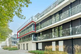 In de groene en rustige omgeving van Kloosterpark De Capucien bevindt zich dit prachtige hoekappartement met drie slaapkamers en een ruim, zuid- en westgericht terras. Het appartement maakt deel uit van Residentie Capuccio en biedt een schitterend uitzicht op het omliggende groen. Bij de ontwikkeling van het project werd veel aandacht besteed aan kwalitatieve materialen en een verfijnde afwerking, zowel in de gemeenschappelijke delen als in het appartement zelf.De indeling is als volgt: een inkomhal met ingemaakte vestiairekasten, een lichtrijke woonkamer, een semiopen en volledig uitgeruste keuken, een praktische berging, een apart toilet, drie slaapkamers en een badkamer.Een absolute troef is het ruime terras van maar liefst 49 m², dat zich rondom het hoekappartement uitstrekt. Daarnaast beschikt het appartement over een ruime terrasberging.Optioneel kan op niveau -1 een ruime, afgesloten garagebox met aansluitende berging worden aangekocht voor € 40.000.Het appartement is uitstekend geïsoleerd en geventileerd, wat resulteert in een gunstig EPC-label A. Bovendien voldoet de elektrische installatie aan de AREI-voorschriften.De belangrijkste troeven op een rij:Energiezuinig wonen dankzij EPC-label A.Op wandelafstand van het centrum van Aalst.Vlotte bereikbaarheid dankzij de nabijheid van de E40.Gelegen in een historische, groene omgeving.Tal van wandel- en fietsmogelijkheden in de buurt.Ruim terras van 49 m² met zuid- en westoriëntatie.Optionele garagebox met aansluitende berging.