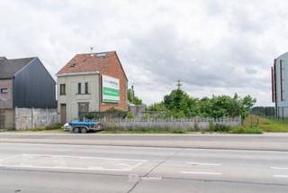 VALIMMAS verkoopt deze ruime driegevelwoning op 6 are 40, met mooie en naar het zuiden gerichte tuin en parking ... Het gelijkvloers bestaat uit...