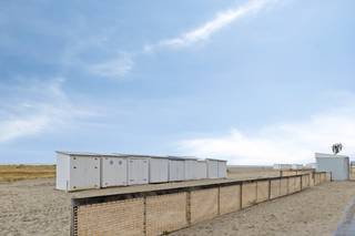 Le long de la Zeedijk à Heist, nous trouvons cet appartement à vendre. L'appartement est situé à quelques pas de la plage, de la magnifique réserve naturelle De Baai van Heist, de divers magasins et des transports en commun. Cela vous permet de bénéficier d'une base idéale pour une résidence permanente et une résidence secondaire.<br /><br />L'appartement dispose de 2 chambres, dont une avec terrasse. La terrasse à l'arrière du bâtiment donne accès à l'appartement, idéal pour décharger du matériel ou faire les courses. Cet appartement économe en énergie bénéficie d'un label EPC B favorable avec des fenêtres rénovées en 2019, de nouvelles balustrades à partir de 2020 et des peintures en 2024. L'électricité a également été installée en 2024.<br /><br />Disposition :<br />- entrée avec toilettes invités et placards intégrés<br />- espace de vie lumineux avec vue sur la mer<br />- salle à manger avec cuisine installée<br />- local de rangement avec raccords pour armoires de lavage et de séchage<br />- salle de bain avec lavabo et baignoire<br />- chambre 1 <br />- chambre 2 avec placards intégrés et accès à la terrasse arrière<br />- rangement privé au sous-sol<br /><br />Il est également facultatif d'acheter un box de garage à quelques pas de la plage et non inclus dans le prix.<br /><br />Offre idéale pour ceux qui recherchent un pied à terre près de la plage de Knokke-Heist.<br /><br />Vous souhaitez plus d'informations ou une visite ? Veuillez contacter le gestionnaire de fichiers Arne Reubens au +32 472 186 304 ou à arne.reubens@dewaele.com<br /><br />Registre des mesures: en cours de demande