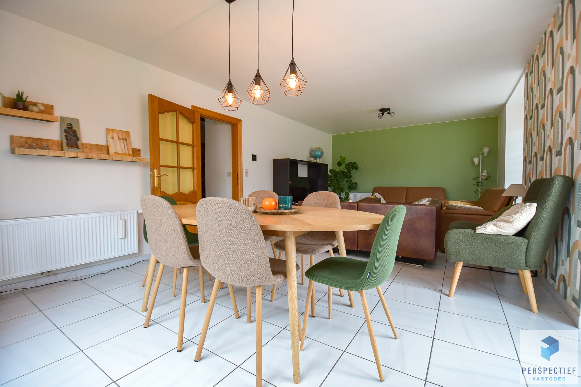 Ruime en energiezuinig gerenoveerde halfopen bebouwing met 5 slaapkamers, garage en zonnige tuin - foto 5