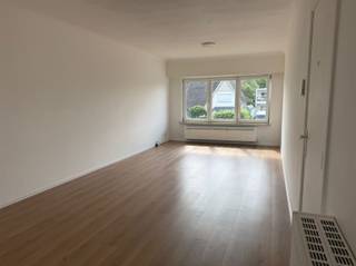 <p><span><strong>Vraag uw bezoek aan via info@optimusvastgoed.be!</strong></span><br /><span><strong>TE HUUR: Vernieuwd appartement met 2 slaapkamers in Beringen!</strong></span><br /><span>Dit gezellig appartement is gelegen op de Koolmijnlaan in Beringen, een centrale en goed bereikbare locatie, op korte afstand van winkels, supermarkten, horeca, scholen en openbaar vervoer. Dankzij de gunstige ligging bevindt u zich in enkele minuten in het centrum van Beringen en hebt u een vlotte verbinding naar omliggende steden via de nabijgelegen invalswegen en autosnelwegen.</span><br /><span>Het appartement bevindt zich op de eerste verdieping van een kleinschalig gebouw en beschikt over een ruime woonkamer, een nieuwe functionele keuken, 2 slaapkamers en een nieuwe badkamer met douche.</span><br /><span>Een extra troef is de garage, die zich achteraan het gebouw bevindt. Er is ook een gemeenschappelijke tuin.</span><br /><span><strong>Ligging: </strong></span><br /><span>Centrale ligging op de Koolmijnlaan in Beringen, in de onmiddellijke nabijheid van supermarkten, apotheek, scholen en openbaar vervoer. Ook de op- en afritten van de E313 zijn vlot bereikbaar.</span><br /><span><strong>Indeling: </strong></span><br /><span>Inkom, woonkamer, keuken, badkamer, 2 slaapkamers.</span><br /><span><strong>Troeven: </strong></span><br /><span>- Centrale ligging! </span><br /><span>- Instapklaar! </span><br /><span>- Aparte garage! </span><br /><span>- Gemeenschappelijke tuin!</span><br /><span><strong>EPC E met certificaatnummer 20240403-0003200933-RES-1.</strong></span><br /><span><strong>Gemeenschappelijke kosten: € 30 per maand.</strong></span><br /><span><strong>Onmiddellijk beschikbaar.</strong></span></p>