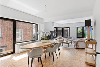 Dit ruime en instapklare duplex-appartement met een bewoonbare oppervlakte van ca. 170 m² combineert een royale indeling, een overvloed aan natuurlijk licht en een uitstekende ligging in het hart van 's-Gravenwezel. Dankzij de centrale locatie, op wandelafstand van winkels, horecazaken, scholen en openbaar vervoer, geniet u dagelijks van alle comfort en voorzieningen binnen handbereik.<br /><br /><strong>Indeling: </strong>Het appartement beschikt over een private inkomhal, die zorgt voor extra privacy en een aangename ontvangst. Via de trap bereikt u de eerste verdieping, waar de hal met ingemaakte vestiairekast en gastentoilet toegang geeft tot de leefruimtes. Vooraan bevindt zich de ruime woon- en eetkamer, waar de vele raampartijen en de halfopen ligging zorgen voor een uitzonderlijke lichtinval en een aangenaam ruimtegevoel. Aansluitend bevindt zich de volledig geïnstalleerde leefkeuken, die naadloos overgaat in een praktische berging met aansluitingen voor een wasmachine en droogkast, evenals extra opbergruimte. Een absolute meerwaarde vormt het zonnige terras van 37 m², waar u in alle rust kunt genieten of gezellig familie en vrienden kunt ontvangen. Verder bevindt zich op deze verdieping een volwaardige slaapkamer met een ensuite badkamer, waardoor het appartement zich uitstekend leent voor gezinnen of wie graag over een aparte gastenverdieping beschikt.<br /><br />De tweede verdieping omvat nog drie ruime slaapkamers, allen voorzien van een aangename lichtinval, evenals een tweede badkamer uitgerust met een ligbad met douchefunctie, een dubbel lavabomeubel en een afzonderlijk toilet.<br /><br />Tot slot onderscheidt dit energiezuinige duplex-appartement zich door zijn royale bewoonbare oppervlakte, vier volwaardige slaapkamers, uitstekende lichtinval en kwalitatieve afwerking. Daarnaast geniet u van een conforme elektrische installatie, voldoende parkeergelegenheid, een ruim zonneterras en het bijkomende voordeel dat er geen gemeenschappelijke kosten zijn.<br /><br /><strong>Bijzonderheden: </strong>EPC: B - ca. 170 m² bewoonbare oppervlakte - Zonnig terras van ca. 37 m² - 4 volwaardige slaapkamers en 2 badkamers - Private inkomhal en geen gemeenschappelijke kosten - Centraal gelegen in hartje 's-Gravenwezel