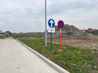 De site Treurniet, Harelbeke-Bavikhove, is heringericht als een hedendaags lokaal bedrijventerrein, waar plaats is voor een tiental kleine en middelgrote ondernemingen. <br /><br />Diverse bedrijfspercelen beschikbaar van 1500 tot max. 5000m².<br /><br />voor alle info en voorwaarden : https://www.leiedal.be/bedrijventerrein/treurniet of verkoop@leiedal.be<br /><br />