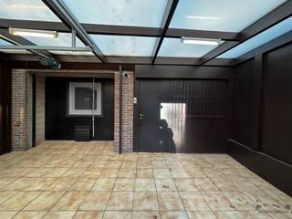 <h3><span>Maison spacieuse et lumineuse avec 3 chambres, une pièce polyvalente, un garage et un jardin orienté sud-ouest à Moerzeke</span></h3><p><span>Cette maison spacieuse et lumineuse située à Moerzeke offre un bel équilibre entre espace, confort et potentiel. Grâce à son agencement pratique, ses trois chambres spacieuses, sa pièce polyvalente au rez-de-chaussée, son garage et son agréable jardin orienté sud-ouest, cette maison présente de nombreux atouts.</span></p><p><span>La maison bénéficie d’une agréable luminosité naturelle et dispose de pièces spacieuses offrant de nombreuses possibilités.</span></p><p><span>Agencement</span></p><p><span>Au rez-de-chaussée se trouve un salon spacieux et lumineux, offrant suffisamment d’espace pour accueillir à la fois un coin salon convivial et un coin repas. La cuisine est attenante. Cet étage comprend également un débarras/buanderie pratique, une salle de bains, un garage et une pièce polyvalente.</span></p><p><span>Cet espace polyvalent peut être aménagé de manière flexible selon les besoins du nouveau propriétaire et convient parfaitement, par exemple, comme bureau à domicile, chambre supplémentaire, salle de loisirs, salle de jeux ou chambre d’amis.</span></p><p><span>À l’étage se trouvent trois chambres spacieuses, des toilettes séparées et une pièce supplémentaire pouvant être aménagée en bureau, dressing ou espace de rangement supplémentaire.</span></p><p><span>À l’extérieur, le jardin orienté sud-ouest avec terrasse constitue un atout indéniable. Grâce à cette orientation favorable, vous profiterez pleinement du soleil de l’après-midi et du soir. Un endroit idéal pour un petit-déjeuner au calme, un barbecue convivial ou simplement pour profiter toute la journée de la vie en plein air lors des journées ensoleillées.</span></p><p><span>Les environs invitent également à partir à la découverte. De longues balades à vélo le long de l’Escaut, de belles randonnées dans la nature ou simplement profiter du calme sur votre propre terrasse orientée sud-ouest : ici, vous alliez l’espace de votre maison à la détente et à la vie en plein air.</span></p><p><span>La maison offre un beau cadre de base et de nombreuses possibilités de modernisation et de rénovation, permettant d’aménager les pièces entièrement selon vos goûts et vos envies.</span></p><p><span>En résumé : une maison spacieuse et lumineuse comprenant trois chambres, une pièce polyvalente, un garage et un jardin orienté sud-ouest, située dans un cadre agréable pour ceux qui aiment allier vie quotidienne, calme, nature et détente.</span></p>