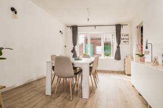 Uitstekend gelegen open bebouwing met een mooie tuin aan de achterzijde en een prachtig zicht aan de straatzijde over velden !!U komt de woning...