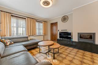 Voor meer info en foto’s, surf naar www.swevers.be – Deze open bebouwing aan de Oude Heidestraat 2 in Heusden-Zolder biedt een uitstekende kans voor wie een ruime gezinswoning volledig naar eigen smaak wil opfrissen. De woning werd gebouwd in 1989, beschikt over een bewoonbare oppervlakte van 226 m² en ligt op een mooi perceel van 802 m². Dankzij de praktische indeling en de royale volumes vormt dit de ideale basis voor comfortabel wonen. Op het gelijkvloers vindt u een lichtrijke woonkamer van 34 m², een aparte keuken van 13,70 m² met aansluitende wasruimte, twee volwaardige slaapkamers, een badkamer met ligbad en wastafel, een apart toilet, een inpandige garage en een praktische berging. De afgewerkte bovenverdieping telt nog drie ruime slaapkamers, ideaal voor een groter gezin, een thuisbureau of hobbyruimte. Extra opbergruimte is voorzien op de zolder. Buiten geniet u van een ruime tuin met tal van mogelijkheden voor een terras, speelruimte of een groene buitenomgeving waar u in alle rust kunt ontspannen. De op te frissen staat laat toe de woning volledig te moderniseren en af te werken volgens uw eigen wensen, terwijl de degelijke basis behouden blijft. De woning is rustig gelegen in een aangename woonomgeving, met winkels, scholen, openbaar vervoer en belangrijke verbindingswegen op korte afstand. Zo combineert deze eigendom een vlotte bereikbaarheid met een rustige ligging. Bent u op zoek naar een open bebouwing met vier slaapkamers, een groot perceel en veel potentieel? Dan is dit zeker een bezoek waard. Voor meer informatie, bel 011 255 155. Bron bewoonbare oppervlakte: EPC – verslag.
