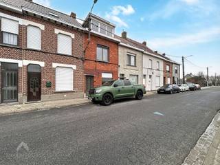 <p>Deze energiezuinige woning bestaat uit een inkomhal met afzonderlijk toilet, een gezellige leefruimte met zit- en eethoek en een uitgeruste open keuken met eiland. Verder is er een praktische was-/bergplaats, een kelderberging en een private stadstuin met meerdere terrassen.</p>
<p>Op de eerste verdieping bevindt zich een ruime slaapkamer en een ingerichte badkamer met inloopdouche, dubbele wastafel en toilet. Via een vaste trap bereikt u de tweede verdieping, ingericht met een tweede slaapkamer en een praktische zolderkamer.</p>
<p><strong>Extra troeven:</strong></p>
<ul>
<li>
<p>Energiezuinig</p>
</li>
<li>
<p>Parkeergelegenheid voor de woning</p>
</li>
<li>
<p>Nabij scholen, winkels en openbaar vervoer</p>
</li>
<li>
<p>Vlotte verbinding naar belangrijke in- en uitvalswegen</p>
</li>
<li>
<p>Instapklaar</p>
</li>
</ul>
<p>Deze woning is te koop <strong>ZONDER makelaar</strong> via het concept van <strong>Smart Houses</strong>. Wenst u verdere inlichtingen of een bezoek? Contacteer rechtstreeks de eigenaar via <strong>0473/40.56.75</strong>.</p>