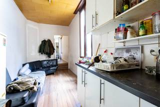 Voor wie bereid is tijd en energie te investeren, ligt hier een uitzonderlijke kans: een vastgoedbelegging in het hart van Antwerpen aan een scherpe instapprijs. Na een beperkt vergunningstraject en een doordachte basisrenovatie transformeert dit pand in een kwalitatief opbrengstgebouw, met een verhuurd handelspand en drie volwaardige appartementen (twee met 2 slaapkamers en één met 1 slaapkamer).<br /><br />Wat wordt er aangeboden? <br />•Momenteel ingericht als 5 woonunits + 1 handelspand<br />•Er is een statusrapport vermeldt 3 wooneenheden<br />•Volledige renovatie vereist <br />•Volledig verhuurd, met een totale maandelijkse huuropbrengst van € 3.292<br />•Bruto rendement van 6.06%<br /><br />Waarom interessant?<br />Hoewel het gebouw zich in verouderde staat bevindt en energetisch moet worden aangepakt, is dit een betaalbare investering met directe inkomsten. Dankzij de ligging en het bestaande huurrendement biedt het een solide basis voor wie op zoek is naar een project met opwaarderingspotentieel op termijn. <br /><br />Interesse? Contacteer One vastgoed snel op het nummer 03 360 85 30.