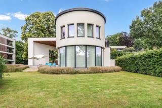 Luxueuze gelijkvloerse woning met 4 slaapkamersOntdek deze uitzonderlijke, instapklare eigendom met het comfort van een villa en het gemak van een...