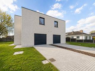 LAATSTE WONING TE KOOP ! <br />Deze moderne en praktische nieuwbouwwoning ligt op een zeer goede ligging te Evergem en ligt op een ideaal ZUIDgericht perceel ! Deze woning is ideaal voor wie zoekt naar een prachtige nieuwbouw met alle comfort op een zeer strategische ligging ! De ruimtes zijn meer dan logisch en er werd gekozen voor warme, tijdloze &amp; smaakvolle materialen !<br />Troeven: <br />- Halfopen bebouwing op een ideaal perceel van 381m² - ZUIDgericht; <br />- Volledig afgewerkt - NIEUWBOUW EERSTE BEWONING !<br />- TOPLIGGING te Evergem !<br />- E-peil 0 - mede door de vooruitstrevende energievoorzieningen !<br />- Verwarming via warmtepomp (vloerverwarming met aparte thermostaten); <br />- Aanwezigheid zonnepanelen (5.400Wp) + THUISBATTERIJ (5kW) !!<br />- Ventilatiesysteem + domotica + inbouw spots;<br />- Op maat gemaakte OPEN KEUKEN (incl. toestellen); <br />- PRACHTIGE BADKAMER met bad &amp; inloopdouche;<br />- 2 toiletten (beneden en boven);<br />- 3 ruime slaapkamers;<br />- Inpandige garage;<br />- Regenwaterput (7.500L);<br />- Prijs is excl. 21% BTW (constructie) en registratierechten op de grond.<br /><br />Indeling: inkom, apart toilet, leefruimte met open keuken en de inpandige garage met wasplaats.<br />1ste verdieping: nachthal, apart toilet, 3 slaapkamers en de badkamer met bad &amp; douche. <br />+ de aangename tuin met zonneterras.<br />+ de praktische oprit. <br /><br />ABSOLUTE AANRADER !<br />Meer info of een bezoek ter plaatse? Bel WIJSvastgoed op +32 9 395 80 10 !