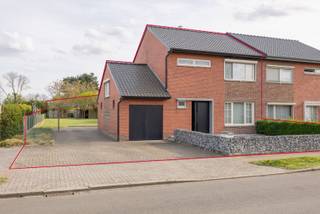Deze half-open bebouwing op een perceel van 10 are 74 ca is gelegen op een rustige locatie en toch kortbij het centrum van Overpelt. De woning...