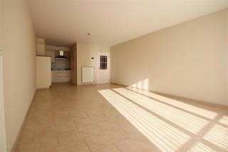 Gezellig en licht appartement op wandelafstand van het centrum. <br /><br />Het appartement is gelegen op de eerste verdieping, toegankelijk via een lift, van een kleinschallig appartementgebouw en omvat een inkomhal met vestiaire, een leefruimte met open keuken, 2 slaapkamers, een badkamer en een terras. <br /><br />Tevens zijn de privéparkeerplaats en de kelderberging inbegrepen in de huurprijs.<br /><br />Bijzonderheden: <br />- EPC: B-label<br />- Beschikbaarheid: 1/02/2026