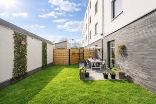 Ontdek dit ruim gelijkvloers appartement van 113 m² met een zonovergoten tuin van 48 m² waar je in alle rust kunt genieten. Via de inkomhal betreed je de bijzonder ruime leefruimte, die dankzij haar open indeling een aangenaam en licht woongevoel creëert. De volledig uitgeruste open keuken bevindt zich in de leefruimte en heeft aansluitend een praktische bergruimte met plaats voor wasmachine, droogkast en extra opbergruimte.
Via de gang kom je bij een apart gastentoilet en een stijlvolle badkamer, uitgerust met zowel een inloopdouche als een vrijstaand ligbad. Op het einde van de gang bevinden zich twee volwaardige slaapkamers die rechtstreeks uitgeven op de zonnige tuin. Ideaal om elke dag te starten met een groen en rustig uitzicht.
Duurzaamheid staat centraal in dit project. Residentie Swan beschikt over zonnepanelen, een warmtepomp en vloerverwarming, wat zorgt voor een energiezuinige en comfortabele leefomgeving. Bovendien geniet je van maximaal wooncomfort dankzij een ventilatiesysteem type D, akoestische en thermische isolatie en E-peilen tot maximaal E30.
Residentie Swan is gunstig gelegen nabij het centrum van Blankenberge. Een ideale combinatie van ruimte, comfort en energiezuinig wonen.
👉 Plan nu je bezoek via jens@keyimmo.be of 0496 41 55 77 en ontdek deze kans in het bruisende Blankenberge.